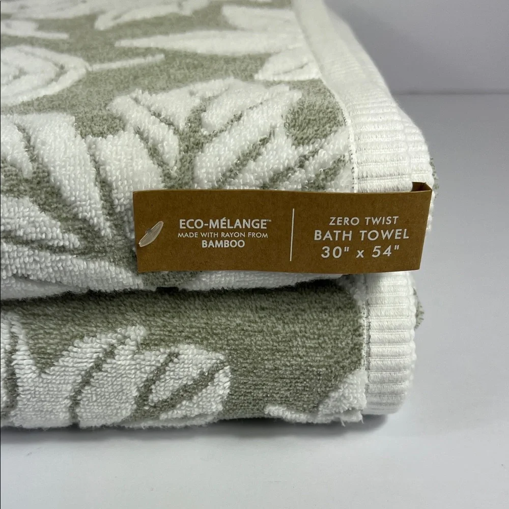 Common Thread Bath Towels Bamboo Cotton Green White Leaf Pattern Set of 2 NEW